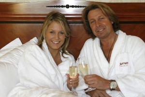 22-12-2006 SHOWBIZZ: HUWELIJKSREIS VAN HANS EN SOFIE KRAAIJ NAAR PARIJS.
Een romantische huwelijks reis van Hans en Sofie naar lichtstad Parijs.
foto: Albert den Iseger.