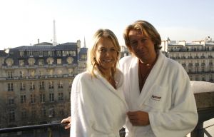 22-12-2006 SHOWBIZZ: HUWELIJKSREIS VAN HANS EN SOFIE KRAAIJ NAAR PARIJS.
Een romantische huwelijks reis van Hans en Sofie naar lichtstad Parijs.
foto: Albert den Iseger.