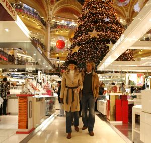 22-12-2006 SHOWBIZZ: HUWELIJKSREIS VAN HANS EN SOFIE KRAAIJ NAAR PARIJS.
Een romantische huwelijks reis van Hans en Sofie naar lichtstad Parijs.
foto: Albert den Iseger.