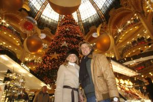 22-12-2006 SHOWBIZZ: HUWELIJKSREIS VAN HANS EN SOFIE KRAAIJ NAAR PARIJS.
Een romantische huwelijks reis van Hans en Sofie naar lichtstad Parijs.
foto: Albert den Iseger.
