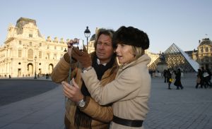 22-12-2006 SHOWBIZZ: HUWELIJKSREIS VAN HANS EN SOFIE KRAAIJ NAAR PARIJS.
Een romantische huwelijks reis van Hans en Sofie naar lichtstad Parijs.
foto: Albert den Iseger.