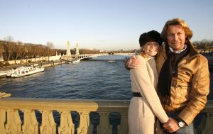 22-12-2006 SHOWBIZZ: HUWELIJKSREIS VAN HANS EN SOFIE KRAAIJ NAAR PARIJS.
Een romantische huwelijks reis van Hans en Sofie naar lichtstad Parijs.
foto: Albert den Iseger.