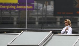 06-12-2006 SHOWBIZZ; NATASJA FROGER IN TRANEN BIJ AFSCHEID RENE OP SCHIPHOL. Kapot van verdriet was Natasja Froger op Schiphol toen zij Rene wegbracht die vertrok naar hun 2de huis in Marbella. Rene is ziek, kapot en zit er echt helemaal doorheen zo vertelde Natasja in de vele showbizz programma s, Rene zit thuis op de bank en slaapt erg veel, hij is echt op. Maar de waarheid is dat Rene al vorige week in het geheim vertrok naar Marbella en daar geniet oa van de heerlijke temperatuur. Iedereen was in de veronderstelling dat Rene gewoon thuis zit, maar Prive ontdekte hij is wel thuis maar dan wel in warm Marbella.
Exclusieve foto: Albert den Iseger.