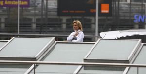 06-12-2006 SHOWBIZZ; NATASJA FROGER IN TRANEN BIJ AFSCHEID RENE OP SCHIPHOL. Kapot van verdriet was Natasja Froger op Schiphol toen zij Rene wegbracht die vertrok naar hun 2de huis in Marbella. Rene is ziek, kapot en zit er echt helemaal doorheen zo vertelde Natasja in de vele showbizz programma s, Rene zit thuis op de bank en slaapt erg veel, hij is echt op. Maar de waarheid is dat Rene al vorige week in het geheim vertrok naar Marbella en daar geniet oa van de heerlijke temperatuur. Iedereen was in de veronderstelling dat Rene gewoon thuis zit, maar Prive ontdekte hij is wel thuis maar dan wel in warm Marbella.
Exclusieve foto: Albert den Iseger.