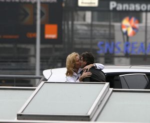 06-12-2006 SHOWBIZZ; NATASJA FROGER IN TRANEN BIJ AFSCHEID RENE OP SCHIPHOL. Kapot van verdriet was Natasja Froger op Schiphol toen zij Rene wegbracht die vertrok naar hun 2de huis in Marbella. Rene is ziek, kapot en zit er echt helemaal doorheen zo vertelde Natasja in de vele showbizz programma s, Rene zit thuis op de bank en slaapt erg veel, hij is echt op. Maar de waarheid is dat Rene al vorige week in het geheim vertrok naar Marbella en daar geniet oa van de heerlijke temperatuur. Iedereen was in de veronderstelling dat Rene gewoon thuis zit, maar Prive ontdekte hij is wel thuis maar dan wel in warm Marbella.
Exclusieve foto: Albert den Iseger.