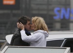 06-12-2006 SHOWBIZZ; NATASJA FROGER IN TRANEN BIJ AFSCHEID RENE OP SCHIPHOL. Kapot van verdriet was Natasja Froger op Schiphol toen zij Rene wegbracht die vertrok naar hun 2de huis in Marbella. Rene is ziek, kapot en zit er echt helemaal doorheen zo vertelde Natasja in de vele showbizz programma s, Rene zit thuis op de bank en slaapt erg veel, hij is echt op. Maar de waarheid is dat Rene al vorige week in het geheim vertrok naar Marbella en daar geniet oa van de heerlijke temperatuur. Iedereen was in de veronderstelling dat Rene gewoon thuis zit, maar Prive ontdekte hij is wel thuis maar dan wel in warm Marbella.
Exclusieve foto: Albert den Iseger.