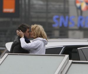 06-12-2006 SHOWBIZZ; NATASJA FROGER IN TRANEN BIJ AFSCHEID RENE OP SCHIPHOL. Kapot van verdriet was Natasja Froger op Schiphol toen zij Rene wegbracht die vertrok naar hun 2de huis in Marbella. Rene is ziek, kapot en zit er echt helemaal doorheen zo vertelde Natasja in de vele showbizz programma s, Rene zit thuis op de bank en slaapt erg veel, hij is echt op. Maar de waarheid is dat Rene al vorige week in het geheim vertrok naar Marbella en daar geniet oa van de heerlijke temperatuur. Iedereen was in de veronderstelling dat Rene gewoon thuis zit, maar Prive ontdekte hij is wel thuis maar dan wel in warm Marbella.
Exclusieve foto: Albert den Iseger.