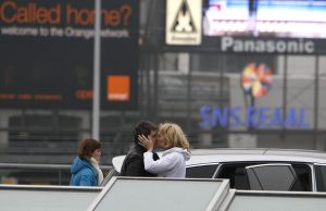 06-12-2006 SHOWBIZZ; NATASJA FROGER IN TRANEN BIJ AFSCHEID RENE OP SCHIPHOL. Kapot van verdriet was Natasja Froger op Schiphol toen zij Rene wegbracht die vertrok naar hun 2de huis in Marbella. Rene is ziek, kapot en zit er echt helemaal doorheen zo vertelde Natasja in de vele showbizz programma s, Rene zit thuis op de bank en slaapt erg veel, hij is echt op. Maar de waarheid is dat Rene al vorige week in het geheim vertrok naar Marbella en daar geniet oa van de heerlijke temperatuur. Iedereen was in de veronderstelling dat Rene gewoon thuis zit, maar Prive ontdekte hij is wel thuis maar dan wel in warm Marbella.
Exclusieve foto: Albert den Iseger.