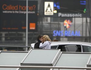 06-12-2006 SHOWBIZZ; NATASJA FROGER IN TRANEN BIJ AFSCHEID RENE OP SCHIPHOL. Kapot van verdriet was Natasja Froger op Schiphol toen zij Rene wegbracht die vertrok naar hun 2de huis in Marbella. Rene is ziek, kapot en zit er echt helemaal doorheen zo vertelde Natasja in de vele showbizz programma s, Rene zit thuis op de bank en slaapt erg veel, hij is echt op. Maar de waarheid is dat Rene al vorige week in het geheim vertrok naar Marbella en daar geniet oa van de heerlijke temperatuur. Iedereen was in de veronderstelling dat Rene gewoon thuis zit, maar Prive ontdekte hij is wel thuis maar dan wel in warm Marbella.
Exclusieve foto: Albert den Iseger.