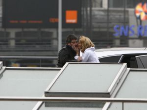 06-12-2006 SHOWBIZZ; NATASJA FROGER IN TRANEN BIJ AFSCHEID RENE OP SCHIPHOL. Kapot van verdriet was Natasja Froger op Schiphol toen zij Rene wegbracht die vertrok naar hun 2de huis in Marbella. Rene is ziek, kapot en zit er echt helemaal doorheen zo vertelde Natasja in de vele showbizz programma s, Rene zit thuis op de bank en slaapt erg veel, hij is echt op. Maar de waarheid is dat Rene al vorige week in het geheim vertrok naar Marbella en daar geniet oa van de heerlijke temperatuur. Iedereen was in de veronderstelling dat Rene gewoon thuis zit, maar Prive ontdekte hij is wel thuis maar dan wel in warm Marbella.
Exclusieve foto: Albert den Iseger.