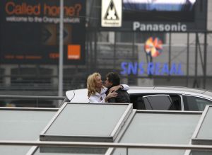 06-12-2006 SHOWBIZZ; NATASJA FROGER IN TRANEN BIJ AFSCHEID RENE OP SCHIPHOL. Kapot van verdriet was Natasja Froger op Schiphol toen zij Rene wegbracht die vertrok naar hun 2de huis in Marbella. Rene is ziek, kapot en zit er echt helemaal doorheen zo vertelde Natasja in de vele showbizz programma s, Rene zit thuis op de bank en slaapt erg veel, hij is echt op. Maar de waarheid is dat Rene al vorige week in het geheim vertrok naar Marbella en daar geniet oa van de heerlijke temperatuur. Iedereen was in de veronderstelling dat Rene gewoon thuis zit, maar Prive ontdekte hij is wel thuis maar dan wel in warm Marbella.
Exclusieve foto: Albert den Iseger.