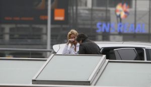06-12-2006 SHOWBIZZ; NATASJA FROGER IN TRANEN BIJ AFSCHEID RENE OP SCHIPHOL. Kapot van verdriet was Natasja Froger op Schiphol toen zij Rene wegbracht die vertrok naar hun 2de huis in Marbella. Rene is ziek, kapot en zit er echt helemaal doorheen zo vertelde Natasja in de vele showbizz programma s, Rene zit thuis op de bank en slaapt erg veel, hij is echt op. Maar de waarheid is dat Rene al vorige week in het geheim vertrok naar Marbella en daar geniet oa van de heerlijke temperatuur. Iedereen was in de veronderstelling dat Rene gewoon thuis zit, maar Prive ontdekte hij is wel thuis maar dan wel in warm Marbella.
Exclusieve foto: Albert den Iseger.