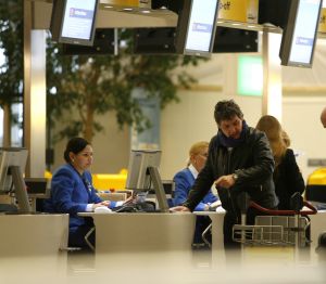 06-12-2006 SHOWBIZZ; NATASJA FROGER IN TRANEN BIJ AFSCHEID RENE OP SCHIPHOL. Kapot van verdriet was Natasja Froger op Schiphol toen zij Rene wegbracht die vertrok naar hun 2de huis in Marbella. Rene is ziek, kapot en zit er echt helemaal doorheen zo vertelde Natasja in de vele showbizz programma s, Rene zit thuis op de bank en slaapt erg veel, hij is echt op. Maar de waarheid is dat Rene al vorige week in het geheim vertrok naar Marbella en daar geniet oa van de heerlijke temperatuur. Iedereen was in de veronderstelling dat Rene gewoon thuis zit, maar Prive ontdekte hij is wel thuis maar dan wel in warm Marbella.
Exclusieve foto: Albert den Iseger.