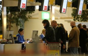 06-12-2006 SHOWBIZZ; NATASJA FROGER IN TRANEN BIJ AFSCHEID RENE OP SCHIPHOL. Kapot van verdriet was Natasja Froger op Schiphol toen zij Rene wegbracht die vertrok naar hun 2de huis in Marbella. Rene is ziek, kapot en zit er echt helemaal doorheen zo vertelde Natasja in de vele showbizz programma s, Rene zit thuis op de bank en slaapt erg veel, hij is echt op. Maar de waarheid is dat Rene al vorige week in het geheim vertrok naar Marbella en daar geniet oa van de heerlijke temperatuur. Iedereen was in de veronderstelling dat Rene gewoon thuis zit, maar Prive ontdekte hij is wel thuis maar dan wel in warm Marbella.
Exclusieve foto: Albert den Iseger.
