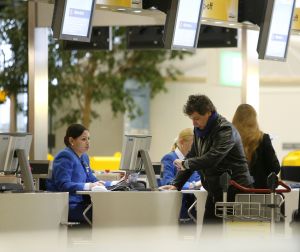 06-12-2006 SHOWBIZZ; NATASJA FROGER IN TRANEN BIJ AFSCHEID RENE OP SCHIPHOL. Kapot van verdriet was Natasja Froger op Schiphol toen zij Rene wegbracht die vertrok naar hun 2de huis in Marbella. Rene is ziek, kapot en zit er echt helemaal doorheen zo vertelde Natasja in de vele showbizz programma s, Rene zit thuis op de bank en slaapt erg veel, hij is echt op. Maar de waarheid is dat Rene al vorige week in het geheim vertrok naar Marbella en daar geniet oa van de heerlijke temperatuur. Iedereen was in de veronderstelling dat Rene gewoon thuis zit, maar Prive ontdekte hij is wel thuis maar dan wel in warm Marbella.
Exclusieve foto: Albert den Iseger.