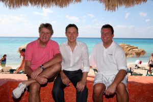05-12-2007 SHOWBIZZ; ALLE FANS AAN DEK BIJ DE GROOTSTE FAMILIE VAN NEDERLAND. De Tros bracht 800 familieleden naar het Caribische gebied en nam daar oa. op een Cruise boot een pracht van een muziekprogramma op dat 14 december a.s. wordt uitgezonden. Vele Nederlandese en Belgische artiesten waren aanwezig zoals Wolter Kroes_ Marianne Weber_Helmut Lotti_Belle Perez_Jan Keizer met dochter Nellie _Monique Smit_Thomas Berge_Corry Konings en nog vele anderen. Het wordt 14 December bijna 2 uur lang smullen van de mooiste beelden en muziek uit het Caribische gebied.
foto: Albert den Iseger