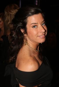 06-12-2007 SHOWBIZZ; MILJONAIRSFAIR IN DE RAI AMSTERDAM WEER GROOT SUCCES.
Op de VIP avond waren maar liefst 6500 gasten komen opdraven, de een in een nog mooiere creatie dan de ander. Vele bekenden uit Politiek Nederland, Showbizz en Theater waren weer aanwezig op deze overheerlijke party van Glamour en glitter.
Foto: Albert den Iseger.