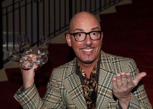 24-11-2007 SHOWBIZZ; GRAND DU GALA CIGARE 2007 IN HUIS TER DUIN NOORDWIJK. Stoute dames van het genootschap Salome rookte en pafte er heerlijk op los en schuwden ook de grootste sigaren niet. Uniek in de geschiedenis van de sigaar gala s was dat er deze keer drie winnaars waren van de Chevalier du Cercie du Cigare: regisseur en producent Chiem van Houweninge. Messterkok van deze eeuw Cas Spijkers en bariton Ernst Daniel Smid. Dit drie tal mag zich voegen bij het rijtje van Hans Wiegel, Jan des Bouvrie, Robin Linschoten, acteur Peter Lusse, zanger Bastiaan Ragas, RTL baas Fons van Westerloo, chef top kok Robert Kranenborg en wijlen Pim Fortuyn. 
foto: Albert den Iseger