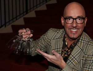 24-11-2007 SHOWBIZZ; GRAND DU GALA CIGARE 2007 IN HUIS TER DUIN NOORDWIJK. Stoute dames van het genootschap Salome rookte en pafte er heerlijk op los en schuwden ook de grootste sigaren niet. Uniek in de geschiedenis van de sigaar gala s was dat er deze keer drie winnaars waren van de Chevalier du Cercie du Cigare: regisseur en producent Chiem van Houweninge. Messterkok van deze eeuw Cas Spijkers en bariton Ernst Daniel Smid. Dit drie tal mag zich voegen bij het rijtje van Hans Wiegel, Jan des Bouvrie, Robin Linschoten, acteur Peter Lusse, zanger Bastiaan Ragas, RTL baas Fons van Westerloo, chef top kok Robert Kranenborg en wijlen Pim Fortuyn. 
foto: Albert den Iseger