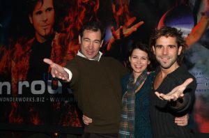 19-12-2007 SHOWBIZZ; GTST- s STERREN CAROLINE EN ERIK DOEN ZAAGACT IN HET KERSTCIRCUS. Caroline de Bruijn en Erik de Vogel zijn eerste kerstdag te zien bij de Tros in een spectaculaire zaagact waar Erik door Caroline door midden word gezaagd. Dit alles onder leiding van Jan Rouwen die dit soort magische acts doet in Duitsland.Dit alles staat in het teken voor het goede doel Kidsrights.
foto: Albert den Iseger