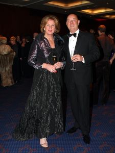 10-12-2007 SHOWBIZZ; DE LAATSTE SOCIETY LUNCH VAN 2007 IN HET KRASNAPOLSKI TE AMSTERDAM. Vele prominenten waren er weer aanwezig op de laatste society lunch van dit jaar. Het was weer een feest zoveel mooie mensen te zien genieten van alle lekkers en van elkaar. Vele bekenden waren weer aanwezig oa. Ben Cramer-Christine Kroonenberg-Esther Oosterhuis-Hans Boskamp-Mariska van Kolck-Pim Smit-Maurice en Danielle Pierot-Rita Verdonk-Vivian Boelen-Barbara Plugge en natuurlijk de gastheer himself Tony Tetro.
foto: Albert den Iseger