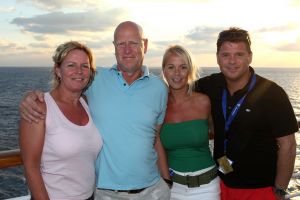 05-12-2007 SHOWBIZZ; ALLE FANS AAN DEK BIJ DE GROOTSTE FAMILIE VAN NEDERLAND. De Tros bracht 800 familieleden naar het Caribische gebied en nam daar oa. op een Cruise boot een pracht van een muziekprogramma op dat 14 december a.s. wordt uitgezonden. Vele Nederlandese en Belgische artiesten waren aanwezig zoals Wolter Kroes_ Marianne Weber_Helmut Lotti_Belle Perez_Jan Keizer met dochter Nellie _Monique Smit_Thomas Berge_Corry Konings en nog vele anderen. Het wordt 14 December bijna 2 uur lang smullen van de mooiste beelden en muziek uit het Caribische gebied.
foto: Albert den Iseger