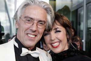 27-12-2007 SHOWBIZZ; ERIK BREIJ EN FREDERIQUE SLUYTERMAN VAN LOO TROUWDEN IN HET GEHEIM. Maandag 24 December was de grote dag voor Erik en Frederique beide zijn beslist geen onbekende in de theaterwereld ze zijn bekend van oa. Musicals als Funny Girl- Cabaret-Chicago -Ti Ta  Tovenaar en natuurlijk Purper enz. enz.
Afgelopen maandag was hun grote dag en ze trouwden in het geheim alleen met familie en wederzijdse vrienden in Amsterdam. Het bescheiden werd er s-avonds een feestje gevierd waar toch tal van stukjes werden opgevoerd door hun vrienden uit de theaterwereld. Beide zijn heel druk met hun werkzaamheden in het theater zodat ze voorlopig allebei in hun eigen huis blijven wonen, de ene in Amsterdam en de ander in Den Haag. Of ze tijd hebben om op huwelijksreis te gaan, dat was tot op heden nog even een vraag die niet beantwoord werd.
foto: Albert den Iseger.