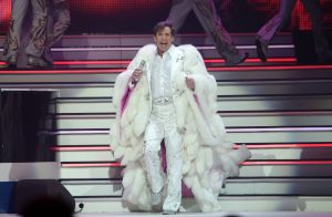 29-12-2007 SHOWBIZZ; CONCERT GERARD JOLING STOUT EN NIEUW 2007. Donderdag en Vrijdagavond was het weer een Joling feestje in de Ahoy. Dat Gerard zich thuis voelt in de Ahoy was direct te merken, de stemming zat er direct in na de eerste muzieknoten. De zanger was soms niet goed bij stem en moest het achtergrondkoortje het opvangen of Gerard liet het publiek zingen. Zijn vaak eigenzinnige grapjes waren meer dan eens op het randje en daar kan Dre Hazes van meepraten, zo vroeg Gerard aan Dre of ook alles lekker met hem meegroeide. Naast Dre Hazes trad ook Bonnie St.Clair op die opmerkelijk de tribunes deed schudden. Maaike en Tessa en Bearforce One deden hun eigen ding maar waren geen toevoeging tot de Joling Show. De knuffelberen van Bearforce One stonden volgens velen slecht te playbacken. De uitstraling van de show was niet echt Stout te noemen en had allemaal wat brutaler gemogen, ondanks de vele glitterpakken en veren jassen, daar maakt men de show niet Stout mee.De beloofde pikante en Stoute show heb ik niet gezien. Wel een echt Joling concert met een hoog Gaygehalte in het repertoire. Al met al was het een gezellig avondje uit voor de Joling fans al bestaan die voornamelijk uit Oma-s travestieten en studentes die in de pauze ook uit hun dak gingen toen de DJ een hit draaide van Frans Bauer.
foto: Albert den Iseger.