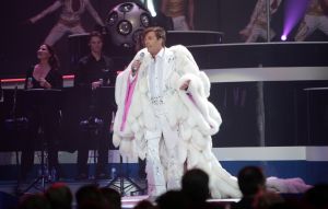 29-12-2007 SHOWBIZZ; CONCERT GERARD JOLING STOUT EN NIEUW 2007. Donderdag en Vrijdagavond was het weer een Joling feestje in de Ahoy. Dat Gerard zich thuis voelt in de Ahoy was direct te merken, de stemming zat er direct in na de eerste muzieknoten. De zanger was soms niet goed bij stem en moest het achtergrondkoortje het opvangen of Gerard liet het publiek zingen. Zijn vaak eigenzinnige grapjes waren meer dan eens op het randje en daar kan Dre Hazes van meepraten, zo vroeg Gerard aan Dre of ook alles lekker met hem meegroeide. Naast Dre Hazes trad ook Bonnie St.Clair op die opmerkelijk de tribunes deed schudden. Maaike en Tessa en Bearforce One deden hun eigen ding maar waren geen toevoeging tot de Joling Show. De knuffelberen van Bearforce One stonden volgens velen slecht te playbacken. De uitstraling van de show was niet echt Stout te noemen en had allemaal wat brutaler gemogen, ondanks de vele glitterpakken en veren jassen, daar maakt men de show niet Stout mee.De beloofde pikante en Stoute show heb ik niet gezien. Wel een echt Joling concert met een hoog Gaygehalte in het repertoire. Al met al was het een gezellig avondje uit voor de Joling fans al bestaan die voornamelijk uit Oma-s travestieten en studentes die in de pauze ook uit hun dak gingen toen de DJ een hit draaide van Frans Bauer.
foto: Albert den Iseger.