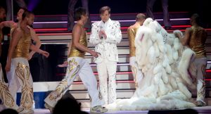 29-12-2007 SHOWBIZZ; CONCERT GERARD JOLING STOUT EN NIEUW 2007. Donderdag en Vrijdagavond was het weer een Joling feestje in de Ahoy. Dat Gerard zich thuis voelt in de Ahoy was direct te merken, de stemming zat er direct in na de eerste muzieknoten. De zanger was soms niet goed bij stem en moest het achtergrondkoortje het opvangen of Gerard liet het publiek zingen. Zijn vaak eigenzinnige grapjes waren meer dan eens op het randje en daar kan Dre Hazes van meepraten, zo vroeg Gerard aan Dre of ook alles lekker met hem meegroeide. Naast Dre Hazes trad ook Bonnie St.Clair op die opmerkelijk de tribunes deed schudden. Maaike en Tessa en Bearforce One deden hun eigen ding maar waren geen toevoeging tot de Joling Show. De knuffelberen van Bearforce One stonden volgens velen slecht te playbacken. De uitstraling van de show was niet echt Stout te noemen en had allemaal wat brutaler gemogen, ondanks de vele glitterpakken en veren jassen, daar maakt men de show niet Stout mee.De beloofde pikante en Stoute show heb ik niet gezien. Wel een echt Joling concert met een hoog Gaygehalte in het repertoire. Al met al was het een gezellig avondje uit voor de Joling fans al bestaan die voornamelijk uit Oma-s travestieten en studentes die in de pauze ook uit hun dak gingen toen de DJ een hit draaide van Frans Bauer.
foto: Albert den Iseger.
