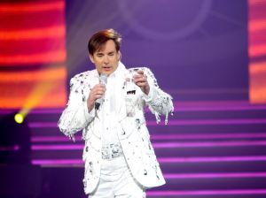 29-12-2007 SHOWBIZZ; CONCERT GERARD JOLING STOUT EN NIEUW 2007. Donderdag en Vrijdagavond was het weer een Joling feestje in de Ahoy. Dat Gerard zich thuis voelt in de Ahoy was direct te merken, de stemming zat er direct in na de eerste muzieknoten. De zanger was soms niet goed bij stem en moest het achtergrondkoortje het opvangen of Gerard liet het publiek zingen. Zijn vaak eigenzinnige grapjes waren meer dan eens op het randje en daar kan Dre Hazes van meepraten, zo vroeg Gerard aan Dre of ook alles lekker met hem meegroeide. Naast Dre Hazes trad ook Bonnie St.Clair op die opmerkelijk de tribunes deed schudden. Maaike en Tessa en Bearforce One deden hun eigen ding maar waren geen toevoeging tot de Joling Show. De knuffelberen van Bearforce One stonden volgens velen slecht te playbacken. De uitstraling van de show was niet echt Stout te noemen en had allemaal wat brutaler gemogen, ondanks de vele glitterpakken en veren jassen, daar maakt men de show niet Stout mee.De beloofde pikante en Stoute show heb ik niet gezien. Wel een echt Joling concert met een hoog Gaygehalte in het repertoire. Al met al was het een gezellig avondje uit voor de Joling fans al bestaan die voornamelijk uit Oma-s travestieten en studentes die in de pauze ook uit hun dak gingen toen de DJ een hit draaide van Frans Bauer.
foto: Albert den Iseger.