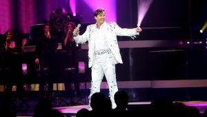 29-12-2007 SHOWBIZZ; CONCERT GERARD JOLING STOUT EN NIEUW 2007. Donderdag en Vrijdagavond was het weer een Joling feestje in de Ahoy. Dat Gerard zich thuis voelt in de Ahoy was direct te merken, de stemming zat er direct in na de eerste muzieknoten. De zanger was soms niet goed bij stem en moest het achtergrondkoortje het opvangen of Gerard liet het publiek zingen. Zijn vaak eigenzinnige grapjes waren meer dan eens op het randje en daar kan Dre Hazes van meepraten, zo vroeg Gerard aan Dre of ook alles lekker met hem meegroeide. Naast Dre Hazes trad ook Bonnie St.Clair op die opmerkelijk de tribunes deed schudden. Maaike en Tessa en Bearforce One deden hun eigen ding maar waren geen toevoeging tot de Joling Show. De knuffelberen van Bearforce One stonden volgens velen slecht te playbacken. De uitstraling van de show was niet echt Stout te noemen en had allemaal wat brutaler gemogen, ondanks de vele glitterpakken en veren jassen, daar maakt men de show niet Stout mee.De beloofde pikante en Stoute show heb ik niet gezien. Wel een echt Joling concert met een hoog Gaygehalte in het repertoire. Al met al was het een gezellig avondje uit voor de Joling fans al bestaan die voornamelijk uit Oma-s travestieten en studentes die in de pauze ook uit hun dak gingen toen de DJ een hit draaide van Frans Bauer.
foto: Albert den Iseger.