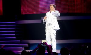 29-12-2007 SHOWBIZZ; CONCERT GERARD JOLING STOUT EN NIEUW 2007. Donderdag en Vrijdagavond was het weer een Joling feestje in de Ahoy. Dat Gerard zich thuis voelt in de Ahoy was direct te merken, de stemming zat er direct in na de eerste muzieknoten. De zanger was soms niet goed bij stem en moest het achtergrondkoortje het opvangen of Gerard liet het publiek zingen. Zijn vaak eigenzinnige grapjes waren meer dan eens op het randje en daar kan Dre Hazes van meepraten, zo vroeg Gerard aan Dre of ook alles lekker met hem meegroeide. Naast Dre Hazes trad ook Bonnie St.Clair op die opmerkelijk de tribunes deed schudden. Maaike en Tessa en Bearforce One deden hun eigen ding maar waren geen toevoeging tot de Joling Show. De knuffelberen van Bearforce One stonden volgens velen slecht te playbacken. De uitstraling van de show was niet echt Stout te noemen en had allemaal wat brutaler gemogen, ondanks de vele glitterpakken en veren jassen, daar maakt men de show niet Stout mee.De beloofde pikante en Stoute show heb ik niet gezien. Wel een echt Joling concert met een hoog Gaygehalte in het repertoire. Al met al was het een gezellig avondje uit voor de Joling fans al bestaan die voornamelijk uit Oma-s travestieten en studentes die in de pauze ook uit hun dak gingen toen de DJ een hit draaide van Frans Bauer.
foto: Albert den Iseger.