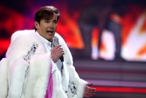 29-12-2007 SHOWBIZZ; CONCERT GERARD JOLING STOUT EN NIEUW 2007. Donderdag en Vrijdagavond was het weer een Joling feestje in de Ahoy. Dat Gerard zich thuis voelt in de Ahoy was direct te merken, de stemming zat er direct in na de eerste muzieknoten. De zanger was soms niet goed bij stem en moest het achtergrondkoortje het opvangen of Gerard liet het publiek zingen. Zijn vaak eigenzinnige grapjes waren meer dan eens op het randje en daar kan Dre Hazes van meepraten, zo vroeg Gerard aan Dre of ook alles lekker met hem meegroeide. Naast Dre Hazes trad ook Bonnie St.Clair op die opmerkelijk de tribunes deed schudden. Maaike en Tessa en Bearforce One deden hun eigen ding maar waren geen toevoeging tot de Joling Show. De knuffelberen van Bearforce One stonden volgens velen slecht te playbacken. De uitstraling van de show was niet echt Stout te noemen en had allemaal wat brutaler gemogen, ondanks de vele glitterpakken en veren jassen, daar maakt men de show niet Stout mee.De beloofde pikante en Stoute show heb ik niet gezien. Wel een echt Joling concert met een hoog Gaygehalte in het repertoire. Al met al was het een gezellig avondje uit voor de Joling fans al bestaan die voornamelijk uit Oma-s travestieten en studentes die in de pauze ook uit hun dak gingen toen de DJ een hit draaide van Frans Bauer.
foto: Albert den Iseger.