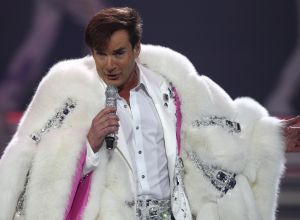29-12-2007 SHOWBIZZ; CONCERT GERARD JOLING STOUT EN NIEUW 2007. Donderdag en Vrijdagavond was het weer een Joling feestje in de Ahoy. Dat Gerard zich thuis voelt in de Ahoy was direct te merken, de stemming zat er direct in na de eerste muzieknoten. De zanger was soms niet goed bij stem en moest het achtergrondkoortje het opvangen of Gerard liet het publiek zingen. Zijn vaak eigenzinnige grapjes waren meer dan eens op het randje en daar kan Dre Hazes van meepraten, zo vroeg Gerard aan Dre of ook alles lekker met hem meegroeide. Naast Dre Hazes trad ook Bonnie St.Clair op die opmerkelijk de tribunes deed schudden. Maaike en Tessa en Bearforce One deden hun eigen ding maar waren geen toevoeging tot de Joling Show. De knuffelberen van Bearforce One stonden volgens velen slecht te playbacken. De uitstraling van de show was niet echt Stout te noemen en had allemaal wat brutaler gemogen, ondanks de vele glitterpakken en veren jassen, daar maakt men de show niet Stout mee.De beloofde pikante en Stoute show heb ik niet gezien. Wel een echt Joling concert met een hoog Gaygehalte in het repertoire. Al met al was het een gezellig avondje uit voor de Joling fans al bestaan die voornamelijk uit Oma-s travestieten en studentes die in de pauze ook uit hun dak gingen toen de DJ een hit draaide van Frans Bauer.
foto: Albert den Iseger.