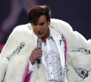 29-12-2007 SHOWBIZZ; CONCERT GERARD JOLING STOUT EN NIEUW 2007. Donderdag en Vrijdagavond was het weer een Joling feestje in de Ahoy. Dat Gerard zich thuis voelt in de Ahoy was direct te merken, de stemming zat er direct in na de eerste muzieknoten. De zanger was soms niet goed bij stem en moest het achtergrondkoortje het opvangen of Gerard liet het publiek zingen. Zijn vaak eigenzinnige grapjes waren meer dan eens op het randje en daar kan Dre Hazes van meepraten, zo vroeg Gerard aan Dre of ook alles lekker met hem meegroeide. Naast Dre Hazes trad ook Bonnie St.Clair op die opmerkelijk de tribunes deed schudden. Maaike en Tessa en Bearforce One deden hun eigen ding maar waren geen toevoeging tot de Joling Show. De knuffelberen van Bearforce One stonden volgens velen slecht te playbacken. De uitstraling van de show was niet echt Stout te noemen en had allemaal wat brutaler gemogen, ondanks de vele glitterpakken en veren jassen, daar maakt men de show niet Stout mee.De beloofde pikante en Stoute show heb ik niet gezien. Wel een echt Joling concert met een hoog Gaygehalte in het repertoire. Al met al was het een gezellig avondje uit voor de Joling fans al bestaan die voornamelijk uit Oma-s travestieten en studentes die in de pauze ook uit hun dak gingen toen de DJ een hit draaide van Frans Bauer.
foto: Albert den Iseger.