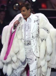 29-12-2007 SHOWBIZZ; CONCERT GERARD JOLING STOUT EN NIEUW 2007. Donderdag en Vrijdagavond was het weer een Joling feestje in de Ahoy. Dat Gerard zich thuis voelt in de Ahoy was direct te merken, de stemming zat er direct in na de eerste muzieknoten. De zanger was soms niet goed bij stem en moest het achtergrondkoortje het opvangen of Gerard liet het publiek zingen. Zijn vaak eigenzinnige grapjes waren meer dan eens op het randje en daar kan Dre Hazes van meepraten, zo vroeg Gerard aan Dre of ook alles lekker met hem meegroeide. Naast Dre Hazes trad ook Bonnie St.Clair op die opmerkelijk de tribunes deed schudden. Maaike en Tessa en Bearforce One deden hun eigen ding maar waren geen toevoeging tot de Joling Show. De knuffelberen van Bearforce One stonden volgens velen slecht te playbacken. De uitstraling van de show was niet echt Stout te noemen en had allemaal wat brutaler gemogen, ondanks de vele glitterpakken en veren jassen, daar maakt men de show niet Stout mee.De beloofde pikante en Stoute show heb ik niet gezien. Wel een echt Joling concert met een hoog Gaygehalte in het repertoire. Al met al was het een gezellig avondje uit voor de Joling fans al bestaan die voornamelijk uit Oma-s travestieten en studentes die in de pauze ook uit hun dak gingen toen de DJ een hit draaide van Frans Bauer.
foto: Albert den Iseger.