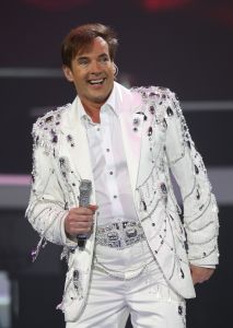 29-12-2007 SHOWBIZZ; CONCERT GERARD JOLING STOUT EN NIEUW 2007. Donderdag en Vrijdagavond was het weer een Joling feestje in de Ahoy. Dat Gerard zich thuis voelt in de Ahoy was direct te merken, de stemming zat er direct in na de eerste muzieknoten. De zanger was soms niet goed bij stem en moest het achtergrondkoortje het opvangen of Gerard liet het publiek zingen. Zijn vaak eigenzinnige grapjes waren meer dan eens op het randje en daar kan Dre Hazes van meepraten, zo vroeg Gerard aan Dre of ook alles lekker met hem meegroeide. Naast Dre Hazes trad ook Bonnie St.Clair op die opmerkelijk de tribunes deed schudden. Maaike en Tessa en Bearforce One deden hun eigen ding maar waren geen toevoeging tot de Joling Show. De knuffelberen van Bearforce One stonden volgens velen slecht te playbacken. De uitstraling van de show was niet echt Stout te noemen en had allemaal wat brutaler gemogen, ondanks de vele glitterpakken en veren jassen, daar maakt men de show niet Stout mee.De beloofde pikante en Stoute show heb ik niet gezien. Wel een echt Joling concert met een hoog Gaygehalte in het repertoire. Al met al was het een gezellig avondje uit voor de Joling fans al bestaan die voornamelijk uit Oma-s travestieten en studentes die in de pauze ook uit hun dak gingen toen de DJ een hit draaide van Frans Bauer.
foto: Albert den Iseger.