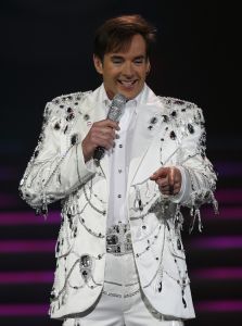 29-12-2007 SHOWBIZZ; CONCERT GERARD JOLING STOUT EN NIEUW 2007. Donderdag en Vrijdagavond was het weer een Joling feestje in de Ahoy. Dat Gerard zich thuis voelt in de Ahoy was direct te merken, de stemming zat er direct in na de eerste muzieknoten. De zanger was soms niet goed bij stem en moest het achtergrondkoortje het opvangen of Gerard liet het publiek zingen. Zijn vaak eigenzinnige grapjes waren meer dan eens op het randje en daar kan Dre Hazes van meepraten, zo vroeg Gerard aan Dre of ook alles lekker met hem meegroeide. Naast Dre Hazes trad ook Bonnie St.Clair op die opmerkelijk de tribunes deed schudden. Maaike en Tessa en Bearforce One deden hun eigen ding maar waren geen toevoeging tot de Joling Show. De knuffelberen van Bearforce One stonden volgens velen slecht te playbacken. De uitstraling van de show was niet echt Stout te noemen en had allemaal wat brutaler gemogen, ondanks de vele glitterpakken en veren jassen, daar maakt men de show niet Stout mee.De beloofde pikante en Stoute show heb ik niet gezien. Wel een echt Joling concert met een hoog Gaygehalte in het repertoire. Al met al was het een gezellig avondje uit voor de Joling fans al bestaan die voornamelijk uit Oma-s travestieten en studentes die in de pauze ook uit hun dak gingen toen de DJ een hit draaide van Frans Bauer.
foto: Albert den Iseger.