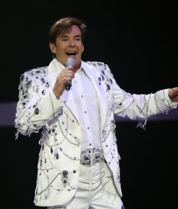 29-12-2007 SHOWBIZZ; CONCERT GERARD JOLING STOUT EN NIEUW 2007. Donderdag en Vrijdagavond was het weer een Joling feestje in de Ahoy. Dat Gerard zich thuis voelt in de Ahoy was direct te merken, de stemming zat er direct in na de eerste muzieknoten. De zanger was soms niet goed bij stem en moest het achtergrondkoortje het opvangen of Gerard liet het publiek zingen. Zijn vaak eigenzinnige grapjes waren meer dan eens op het randje en daar kan Dre Hazes van meepraten, zo vroeg Gerard aan Dre of ook alles lekker met hem meegroeide. Naast Dre Hazes trad ook Bonnie St.Clair op die opmerkelijk de tribunes deed schudden. Maaike en Tessa en Bearforce One deden hun eigen ding maar waren geen toevoeging tot de Joling Show. De knuffelberen van Bearforce One stonden volgens velen slecht te playbacken. De uitstraling van de show was niet echt Stout te noemen en had allemaal wat brutaler gemogen, ondanks de vele glitterpakken en veren jassen, daar maakt men de show niet Stout mee.De beloofde pikante en Stoute show heb ik niet gezien. Wel een echt Joling concert met een hoog Gaygehalte in het repertoire. Al met al was het een gezellig avondje uit voor de Joling fans al bestaan die voornamelijk uit Oma-s travestieten en studentes die in de pauze ook uit hun dak gingen toen de DJ een hit draaide van Frans Bauer.
foto: Albert den Iseger.