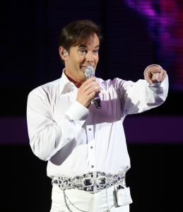 29-12-2007 SHOWBIZZ; CONCERT GERARD JOLING STOUT EN NIEUW 2007. Donderdag en Vrijdagavond was het weer een Joling feestje in de Ahoy. Dat Gerard zich thuis voelt in de Ahoy was direct te merken, de stemming zat er direct in na de eerste muzieknoten. De zanger was soms niet goed bij stem en moest het achtergrondkoortje het opvangen of Gerard liet het publiek zingen. Zijn vaak eigenzinnige grapjes waren meer dan eens op het randje en daar kan Dre Hazes van meepraten, zo vroeg Gerard aan Dre of ook alles lekker met hem meegroeide. Naast Dre Hazes trad ook Bonnie St.Clair op die opmerkelijk de tribunes deed schudden. Maaike en Tessa en Bearforce One deden hun eigen ding maar waren geen toevoeging tot de Joling Show. De knuffelberen van Bearforce One stonden volgens velen slecht te playbacken. De uitstraling van de show was niet echt Stout te noemen en had allemaal wat brutaler gemogen, ondanks de vele glitterpakken en veren jassen, daar maakt men de show niet Stout mee.De beloofde pikante en Stoute show heb ik niet gezien. Wel een echt Joling concert met een hoog Gaygehalte in het repertoire. Al met al was het een gezellig avondje uit voor de Joling fans al bestaan die voornamelijk uit Oma-s travestieten en studentes die in de pauze ook uit hun dak gingen toen de DJ een hit draaide van Frans Bauer.
foto: Albert den Iseger.
