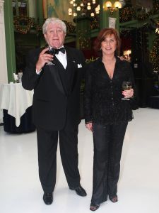 10-12-2007 SHOWBIZZ; DE LAATSTE SOCIETY LUNCH VAN 2007 IN HET KRASNAPOLSKI TE AMSTERDAM. Vele prominenten waren er weer aanwezig op de laatste society lunch van dit jaar. Het was weer een feest zoveel mooie mensen te zien genieten van alle lekkers en van elkaar. Vele bekenden waren weer aanwezig oa. Ben Cramer-Christine Kroonenberg-Esther Oosterhuis-Hans Boskamp-Mariska van Kolck-Pim Smit-Maurice en Danielle Pierot-Rita Verdonk-Vivian Boelen-Barbara Plugge en natuurlijk de gastheer himself Tony Tetro.
foto: Albert den Iseger