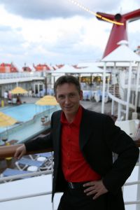05-12-2007 SHOWBIZZ; ALLE FANS AAN DEK BIJ DE GROOTSTE FAMILIE VAN NEDERLAND. De Tros bracht 800 familieleden naar het Caribische gebied en nam daar oa. op een Cruise boot een pracht van een muziekprogramma op dat 14 december a.s. wordt uitgezonden. Vele Nederlandese en Belgische artiesten waren aanwezig zoals Wolter Kroes_ Marianne Weber_Helmut Lotti_Belle Perez_Jan Keizer met dochter Nellie _Monique Smit_Thomas Berge_Corry Konings en nog vele anderen. Het wordt 14 December bijna 2 uur lang smullen van de mooiste beelden en muziek uit het Caribische gebied.
foto: Albert den Iseger