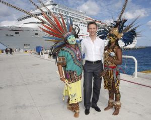 05-12-2007 SHOWBIZZ; ALLE FANS AAN DEK BIJ DE GROOTSTE FAMILIE VAN NEDERLAND. De Tros bracht 800 familieleden naar het Caribische gebied en nam daar oa. op een Cruise boot een pracht van een muziekprogramma op dat 14 december a.s. wordt uitgezonden. Vele Nederlandese en Belgische artiesten waren aanwezig zoals Wolter Kroes_ Marianne Weber_Helmut Lotti_Belle Perez_Jan Keizer met dochter Nellie _Monique Smit_Thomas Berge_Corry Konings en nog vele anderen. Het wordt 14 December bijna 2 uur lang smullen van de mooiste beelden en muziek uit het Caribische gebied.
foto: Albert den Iseger