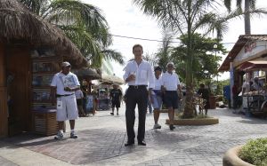 05-12-2007 SHOWBIZZ; ALLE FANS AAN DEK BIJ DE GROOTSTE FAMILIE VAN NEDERLAND. De Tros bracht 800 familieleden naar het Caribische gebied en nam daar oa. op een Cruise boot een pracht van een muziekprogramma op dat 14 december a.s. wordt uitgezonden. Vele Nederlandese en Belgische artiesten waren aanwezig zoals Wolter Kroes_ Marianne Weber_Helmut Lotti_Belle Perez_Jan Keizer met dochter Nellie _Monique Smit_Thomas Berge_Corry Konings en nog vele anderen. Het wordt 14 December bijna 2 uur lang smullen van de mooiste beelden en muziek uit het Caribische gebied.
foto: Albert den Iseger