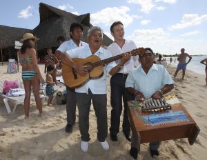 05-12-2007 SHOWBIZZ; ALLE FANS AAN DEK BIJ DE GROOTSTE FAMILIE VAN NEDERLAND. De Tros bracht 800 familieleden naar het Caribische gebied en nam daar oa. op een Cruise boot een pracht van een muziekprogramma op dat 14 december a.s. wordt uitgezonden. Vele Nederlandese en Belgische artiesten waren aanwezig zoals Wolter Kroes_ Marianne Weber_Helmut Lotti_Belle Perez_Jan Keizer met dochter Nellie _Monique Smit_Thomas Berge_Corry Konings en nog vele anderen. Het wordt 14 December bijna 2 uur lang smullen van de mooiste beelden en muziek uit het Caribische gebied.
foto: Albert den Iseger