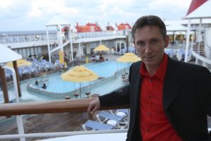 05-12-2007 SHOWBIZZ; ALLE FANS AAN DEK BIJ DE GROOTSTE FAMILIE VAN NEDERLAND. De Tros bracht 800 familieleden naar het Caribische gebied en nam daar oa. op een Cruise boot een pracht van een muziekprogramma op dat 14 december a.s. wordt uitgezonden. Vele Nederlandese en Belgische artiesten waren aanwezig zoals Wolter Kroes_ Marianne Weber_Helmut Lotti_Belle Perez_Jan Keizer met dochter Nellie _Monique Smit_Thomas Berge_Corry Konings en nog vele anderen. Het wordt 14 December bijna 2 uur lang smullen van de mooiste beelden en muziek uit het Caribische gebied.
foto: Albert den Iseger