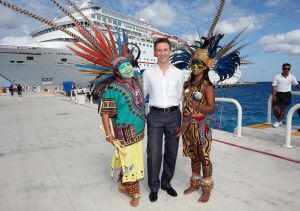 05-12-2007 SHOWBIZZ; ALLE FANS AAN DEK BIJ DE GROOTSTE FAMILIE VAN NEDERLAND. De Tros bracht 800 familieleden naar het Caribische gebied en nam daar oa. op een Cruise boot een pracht van een muziekprogramma op dat 14 december a.s. wordt uitgezonden. Vele Nederlandese en Belgische artiesten waren aanwezig zoals Wolter Kroes_ Marianne Weber_Helmut Lotti_Belle Perez_Jan Keizer met dochter Nellie _Monique Smit_Thomas Berge_Corry Konings en nog vele anderen. Het wordt 14 December bijna 2 uur lang smullen van de mooiste beelden en muziek uit het Caribische gebied.
foto: Albert den Iseger