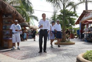 05-12-2007 SHOWBIZZ; ALLE FANS AAN DEK BIJ DE GROOTSTE FAMILIE VAN NEDERLAND. De Tros bracht 800 familieleden naar het Caribische gebied en nam daar oa. op een Cruise boot een pracht van een muziekprogramma op dat 14 december a.s. wordt uitgezonden. Vele Nederlandese en Belgische artiesten waren aanwezig zoals Wolter Kroes_ Marianne Weber_Helmut Lotti_Belle Perez_Jan Keizer met dochter Nellie _Monique Smit_Thomas Berge_Corry Konings en nog vele anderen. Het wordt 14 December bijna 2 uur lang smullen van de mooiste beelden en muziek uit het Caribische gebied.
foto: Albert den Iseger