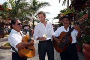 05-12-2007 SHOWBIZZ; ALLE FANS AAN DEK BIJ DE GROOTSTE FAMILIE VAN NEDERLAND. De Tros bracht 800 familieleden naar het Caribische gebied en nam daar oa. op een Cruise boot een pracht van een muziekprogramma op dat 14 december a.s. wordt uitgezonden. Vele Nederlandese en Belgische artiesten waren aanwezig zoals Wolter Kroes_ Marianne Weber_Helmut Lotti_Belle Perez_Jan Keizer met dochter Nellie _Monique Smit_Thomas Berge_Corry Konings en nog vele anderen. Het wordt 14 December bijna 2 uur lang smullen van de mooiste beelden en muziek uit het Caribische gebied.
foto: Albert den Iseger